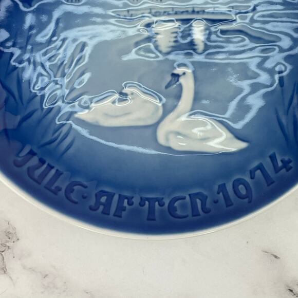 Bing & Grondahl Landsbyjul Swan Christmas in the Village Collector's Plate 9074 - Picture 5 of 10